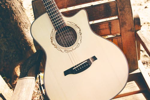 白色切面原声吉他 · 免费素材图片