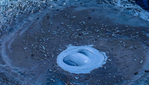 在水体上的蓝色油漆气泡的特写照片 · 免费素材图片