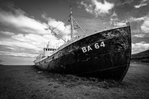 被遗弃的货船在现场的灰度摄影 · 免费素材图片