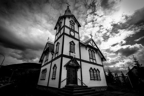 教堂的灰度摄影 · 免费素材图片