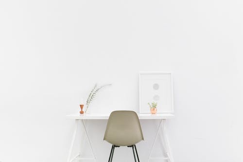 白色桌子前的米色和黑色椅子 · 免费素材图片