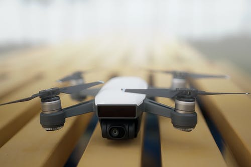 白色和灰色quadcopter的浅焦点摄影 · 免费素材图片