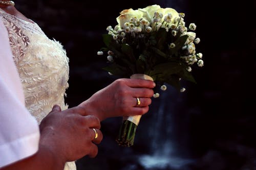 新娘抱着花束 · 免费素材图片