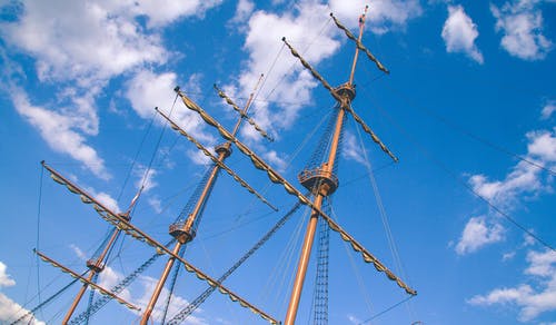 棕色的小船，在蓝蓝的天空下 · 免费素材图片