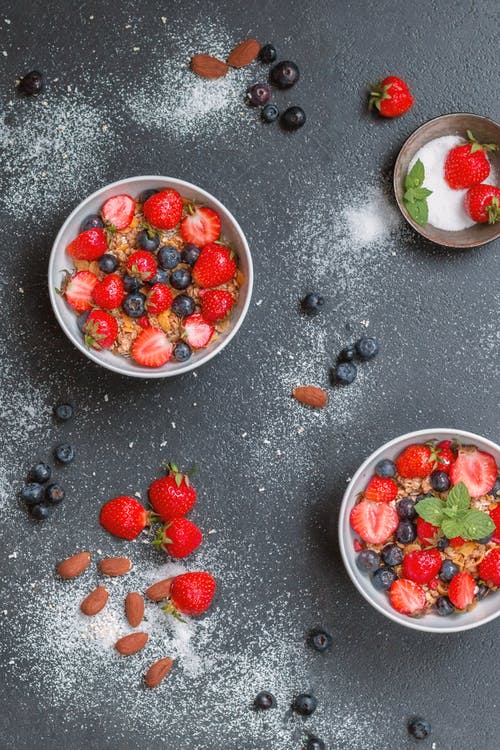草莓在碗上 · 免费素材图片