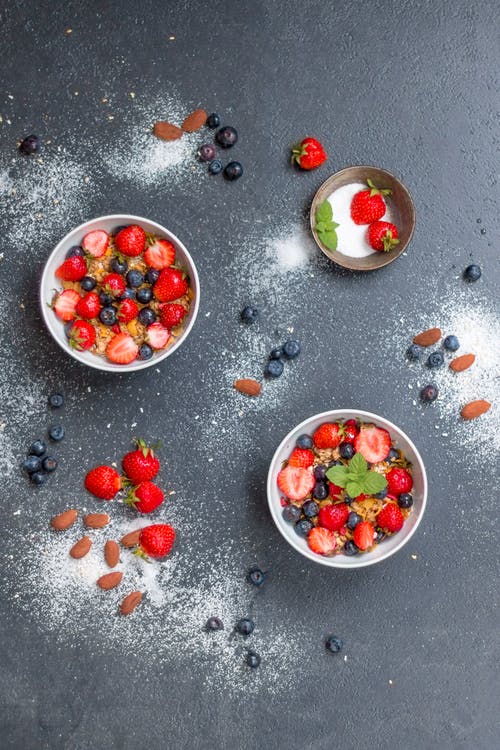 白色陶瓷碗上的草莓 · 免费素材图片