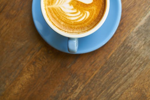 杯装卡布奇诺咖啡 · 免费素材图片