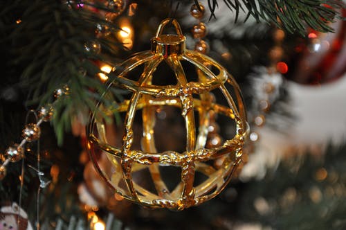 金笼摆设挂在绿色圣诞节装饰品 · 免费素材图片