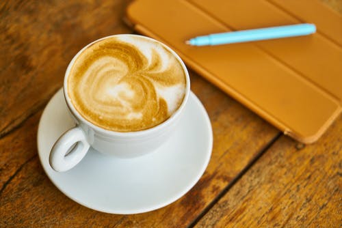惠蒂陶瓷杯中的咖啡 · 免费素材图片