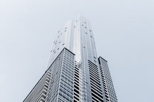 银色高层建筑的低角度摄影 · 免费素材图片