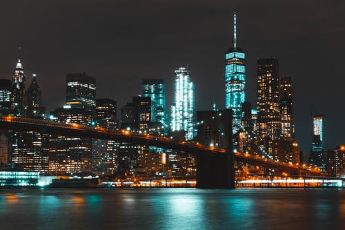 夜间点燃的布鲁克林大桥 · 免费素材图片