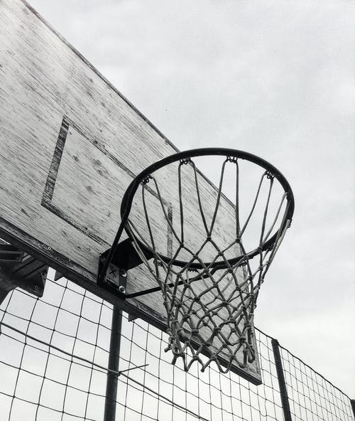 篮球架的灰度摄影 · 免费素材图片