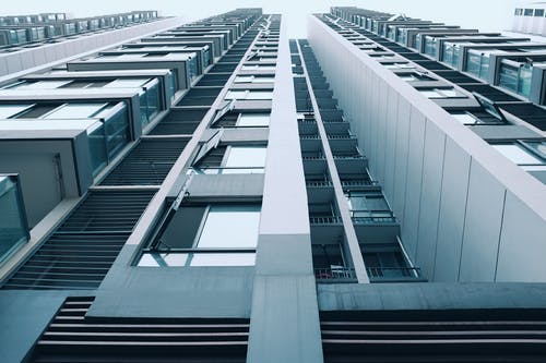 白色和黑色高层建筑 · 免费素材图片