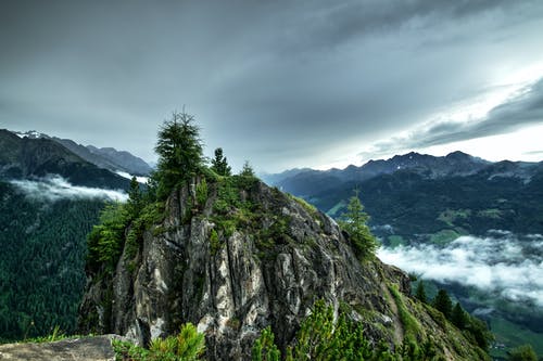 灰云下的绿山 · 免费素材图片