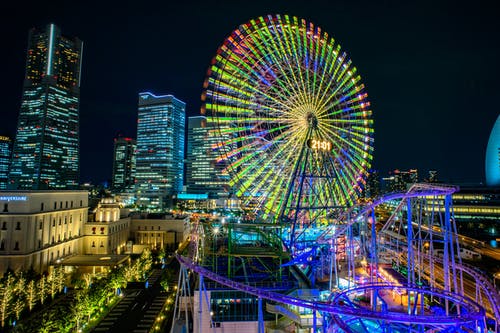 夜间在摩天轮和过山车上的五彩的led灯 · 免费素材图片