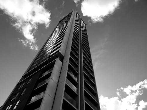 高层建筑的灰度和低角度摄影 · 免费素材图片