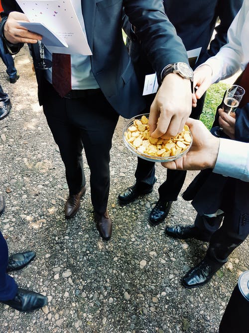 人在板上获取芯片 · 免费素材图片