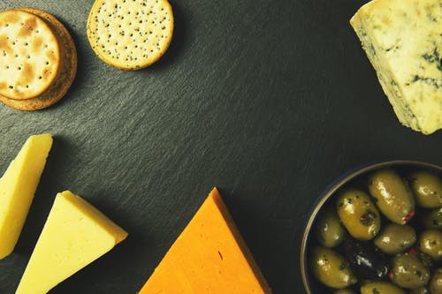切片奶酪，饼干和水果碗 · 免费素材图片
