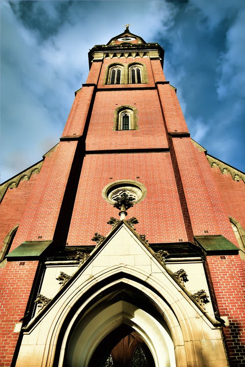 灰云下的棕色和白色教堂 · 免费素材图片