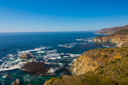 水体旁边的布朗岩高原 · 免费素材图片