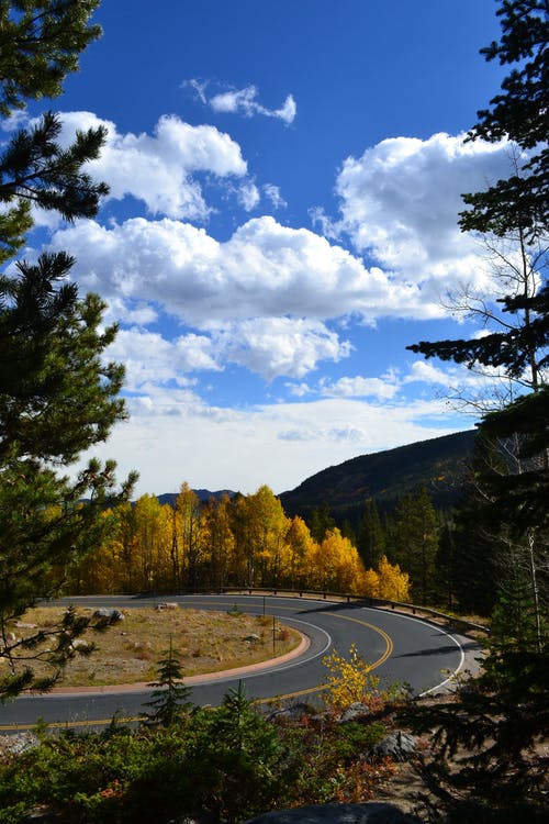 路与雨云背景摄影 · 免费素材图片