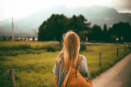 女人携带棕色皮包 · 免费素材图片