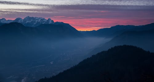 橙色日落和山脉 · 免费素材图片