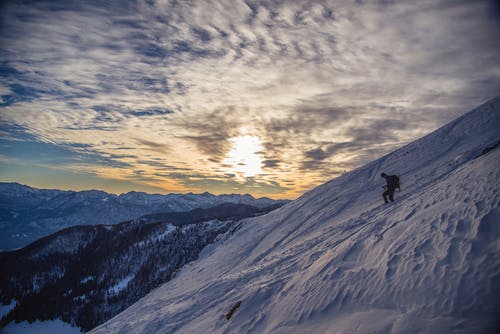 白雪皑皑的山上的人 · 免费素材图片