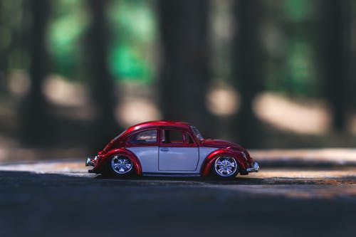 红色和灰色汽车玩具 · 免费素材图片