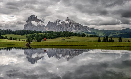 灰岩山倒映在水面上 · 免费素材图片