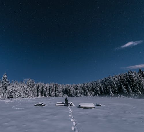 站在白雪皑皑的平原上的人 · 免费素材图片