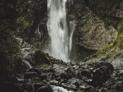 白天的瀑布 · 免费素材图片