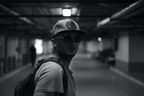 戴墨镜的灰度和选择性聚焦摄影 · 免费素材图片