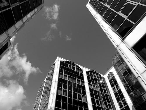 高层建筑的灰度摄影 · 免费素材图片