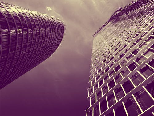 两座高层建筑的低角度和棕褐色色调摄影 · 免费素材图片