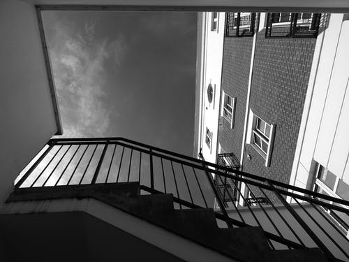 楼梯和建筑物的灰度摄影 · 免费素材图片