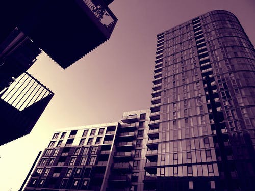 高层建筑的灰度摄影 · 免费素材图片