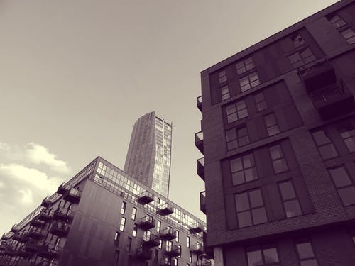 高层建筑结构的灰度和低角度摄影 · 免费素材图片