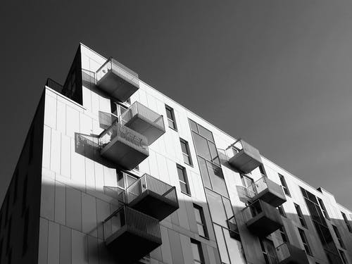 玻璃窗建筑物的灰度摄影 · 免费素材图片