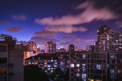 蓝蓝的天空下的灰色混凝土建筑 · 免费素材图片