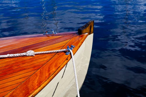 棕色和白色小船在水面上 · 免费素材图片