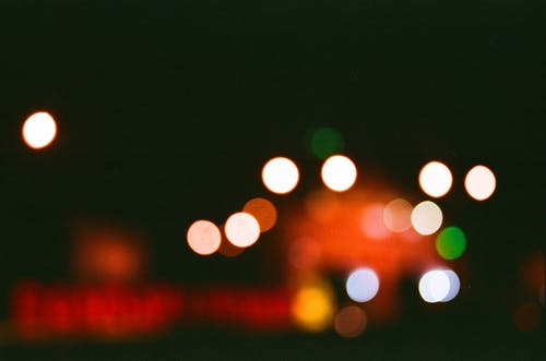 城市灯光模糊的照片 · 免费素材图片