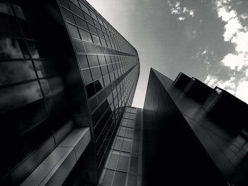 灰度建筑的低角度摄影 · 免费素材图片