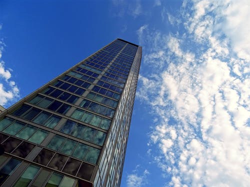 灰色高层建筑的低角度摄影 · 免费素材图片