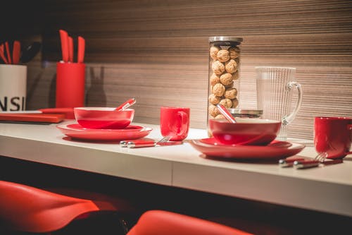 桌上的红色餐具 · 免费素材图片