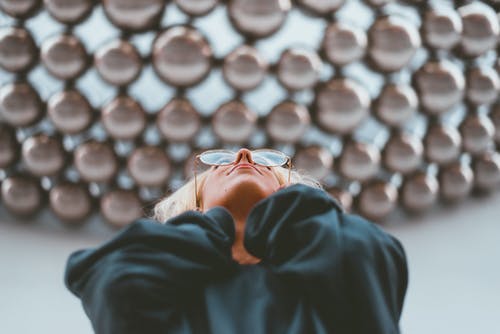 女人戴着金框圆形眼镜 · 免费素材图片