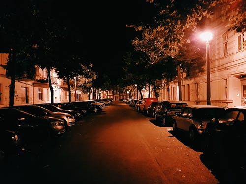 夜间在街上停车的什锦的汽车 · 免费素材图片
