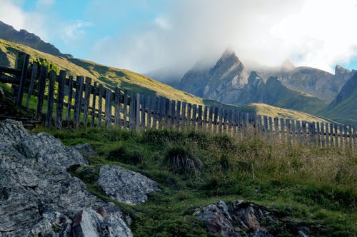 在山旁边的棕色木栅栏 · 免费素材图片