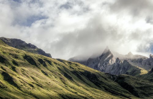 绿山之上的白云 · 免费素材图片