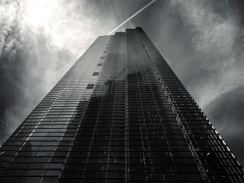 低角度建筑的灰度摄影 · 免费素材图片